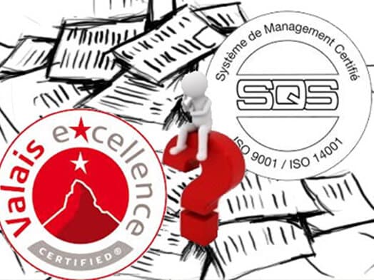 Logos de certification Valais Excellence et ISO 9001/14001 sur fond de documents administratifs