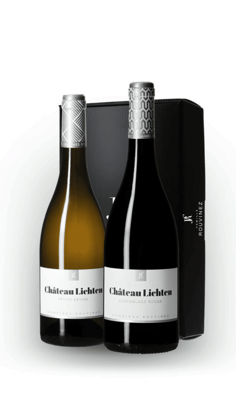 Zwei Flaschen Château Lichten Domaines Rouvinez, Petite Arvine und Assemblage Rouge, vor einer schwarzen Schatulle